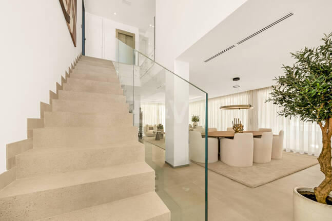 Villa nueva llave en mano con solárium en la Milla de Oro de Marbella