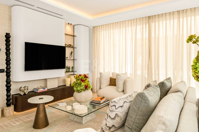 Villa nueva llave en mano con solárium en la Milla de Oro de Marbella