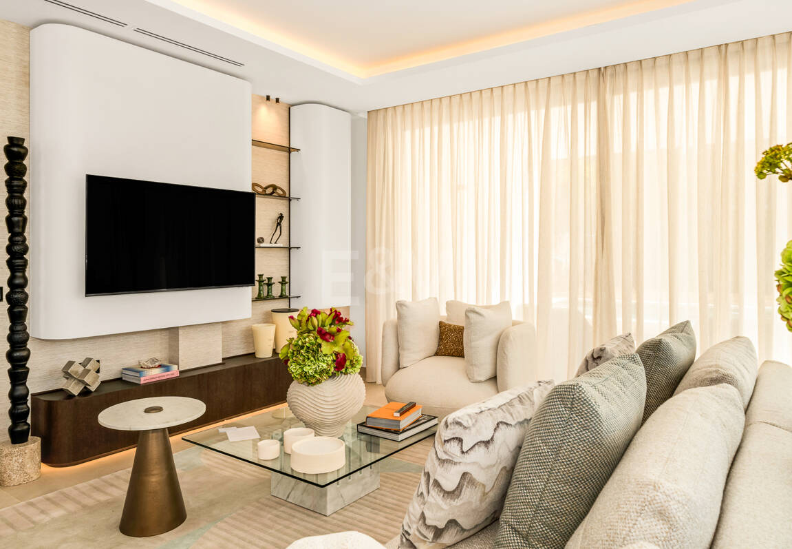 Villa nueva llave en mano con solárium en la Milla de Oro de Marbella