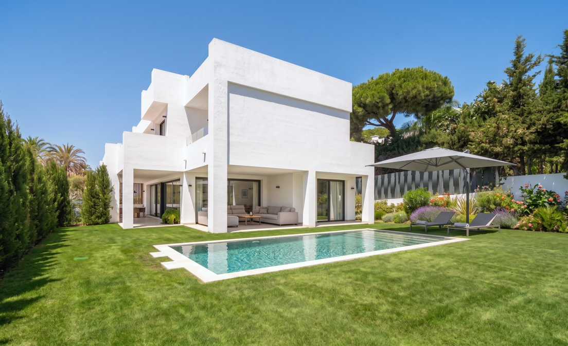 Villa nueva llave en mano con solárium en la Milla de Oro de Marbella
