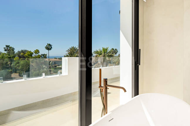 Villa nueva llave en mano con solárium en la Milla de Oro de Marbella