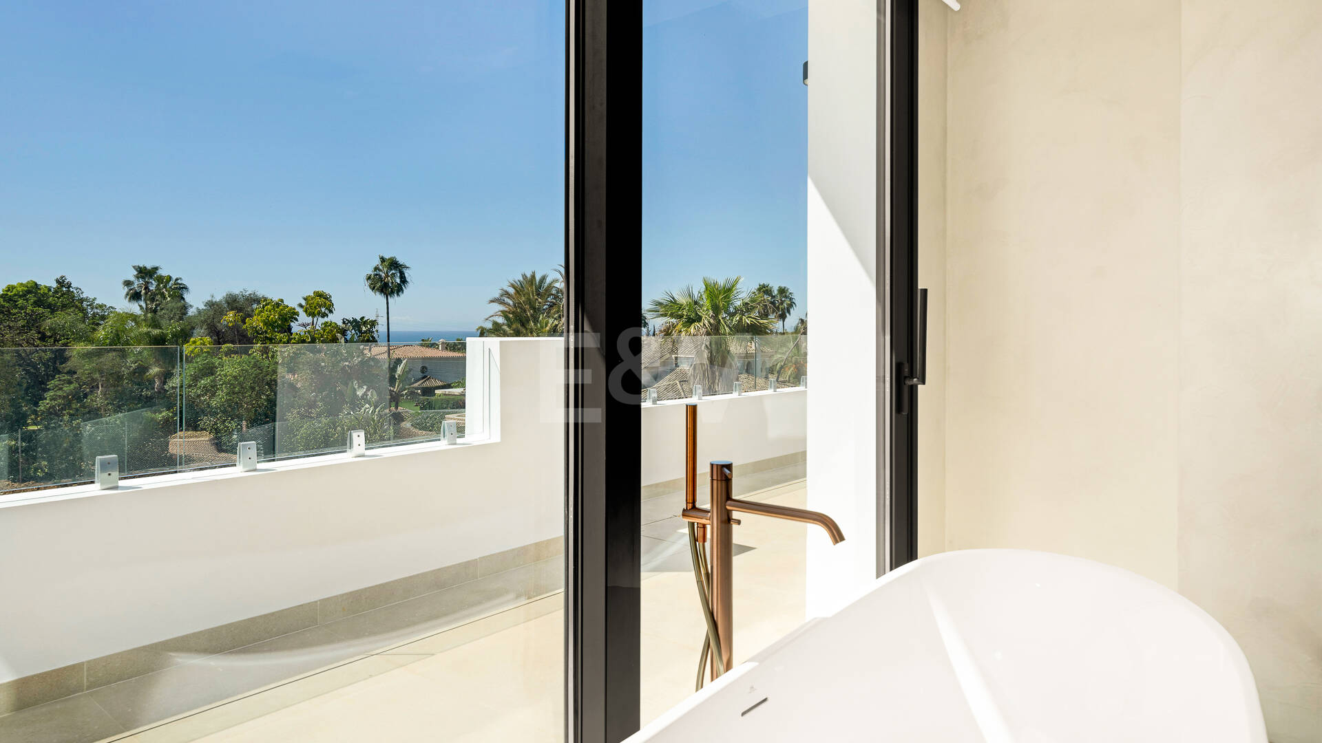 Villa nueva llave en mano con solárium en la Milla de Oro de Marbella