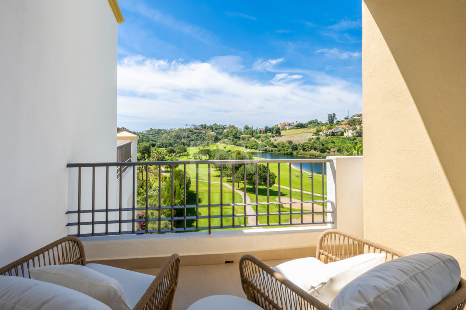 Golf-Penthouse in erster Reihe mit atemberaubendem Meer-, Golf- und Seeblick