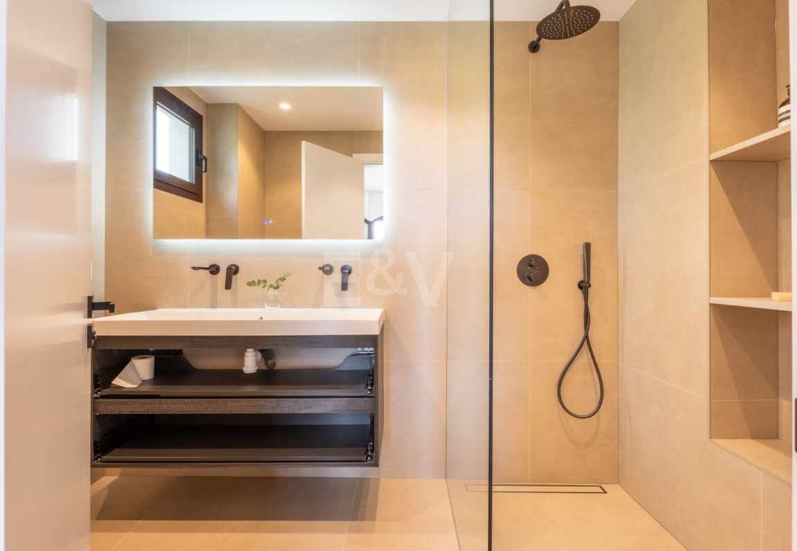 Golf-Penthouse in erster Reihe mit atemberaubendem Meer-, Golf- und Seeblick