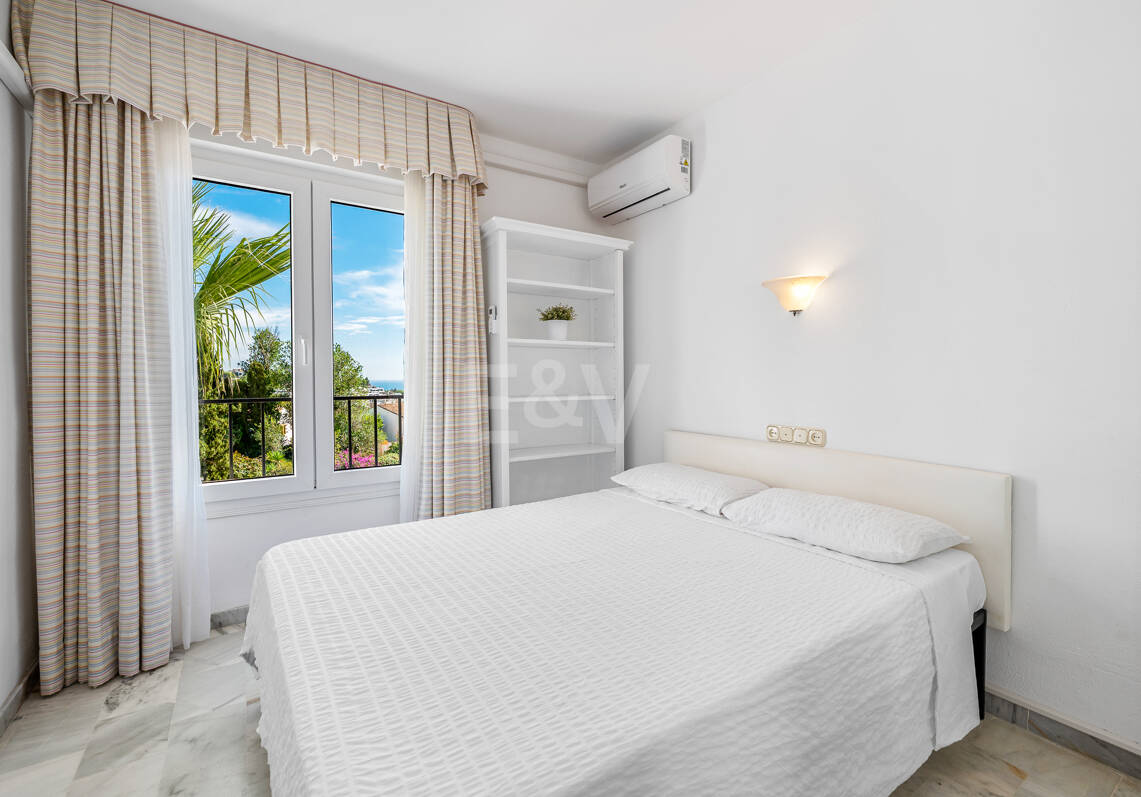 Ático con vistas al mar y licencia de alquiler vacacional en Cabopino