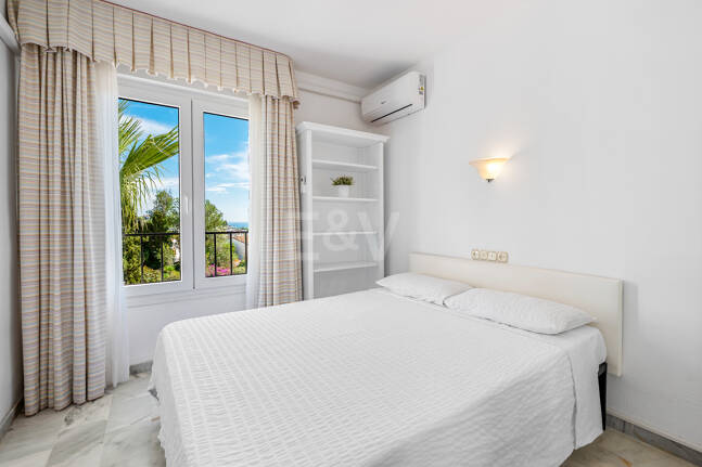 Ático con vistas al mar y licencia de alquiler vacacional en Cabopino