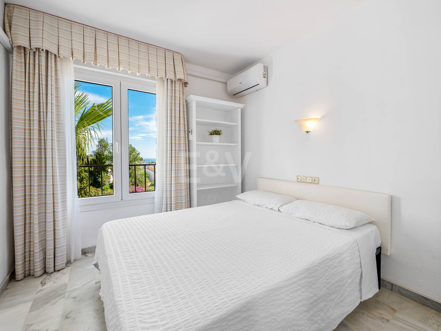 Ático con vistas al mar y licencia de alquiler vacacional en Cabopino