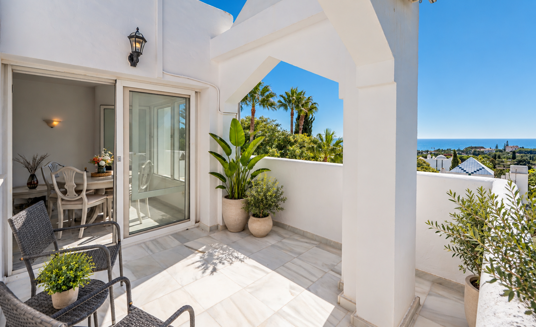 Descubra este hermoso ático en Cabopino-Marbella Este, con impresionantes vistas al mar y un maravilloso estilo de vida mediterráneo. Dispone...