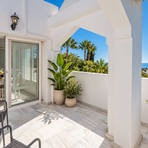 Ático con vistas al mar y licencia de alquiler vacacional en Cabopino
