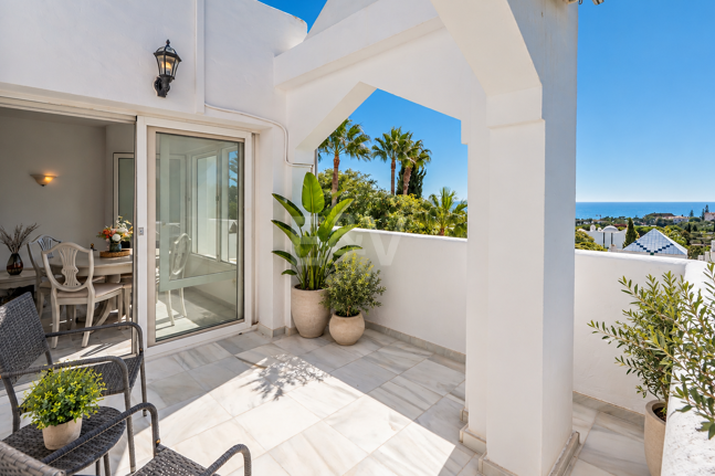 Ático con vistas al mar y licencia de alquiler vacacional en Cabopino