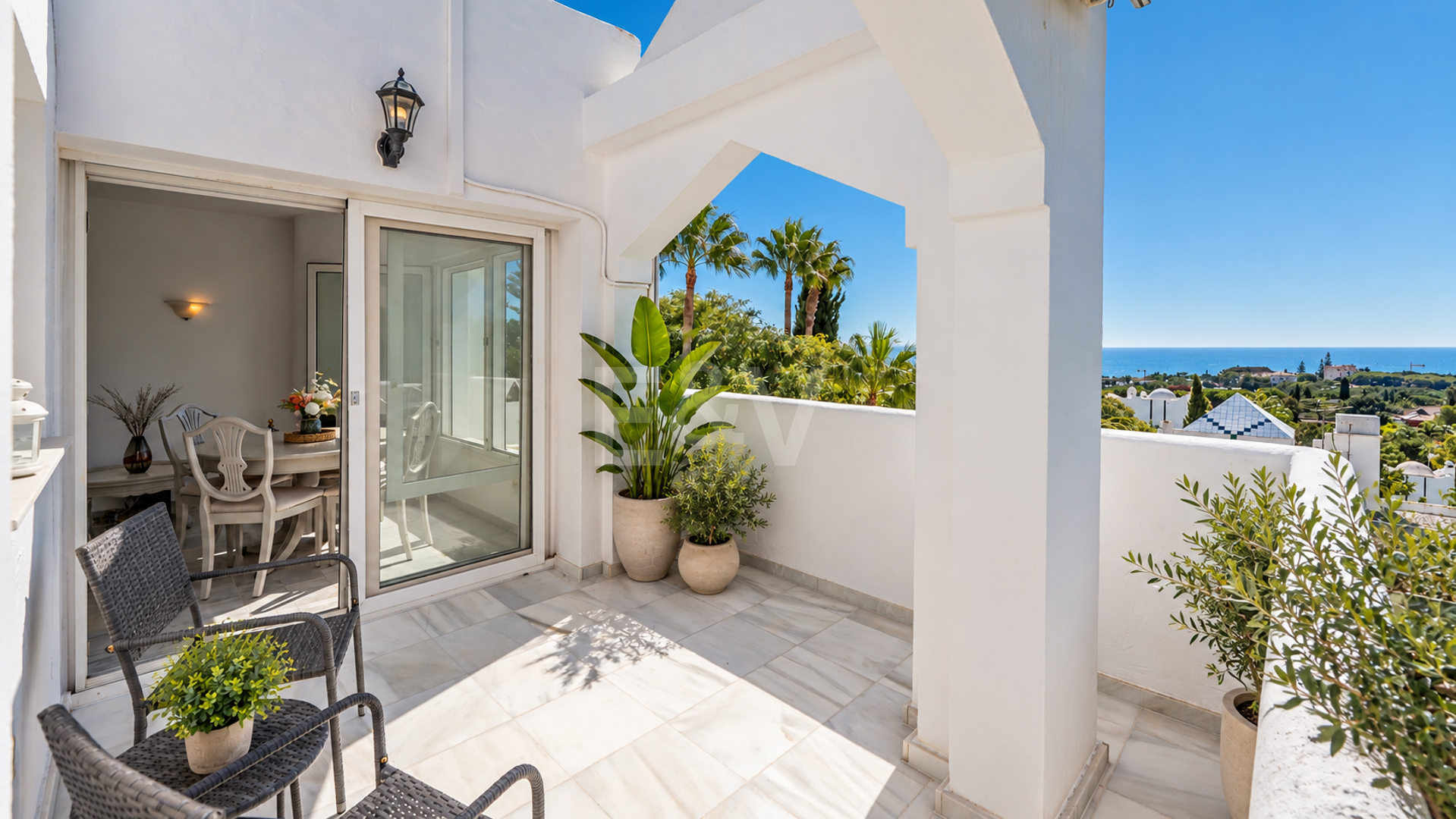 Ático con vistas al mar y licencia de alquiler vacacional en Cabopino