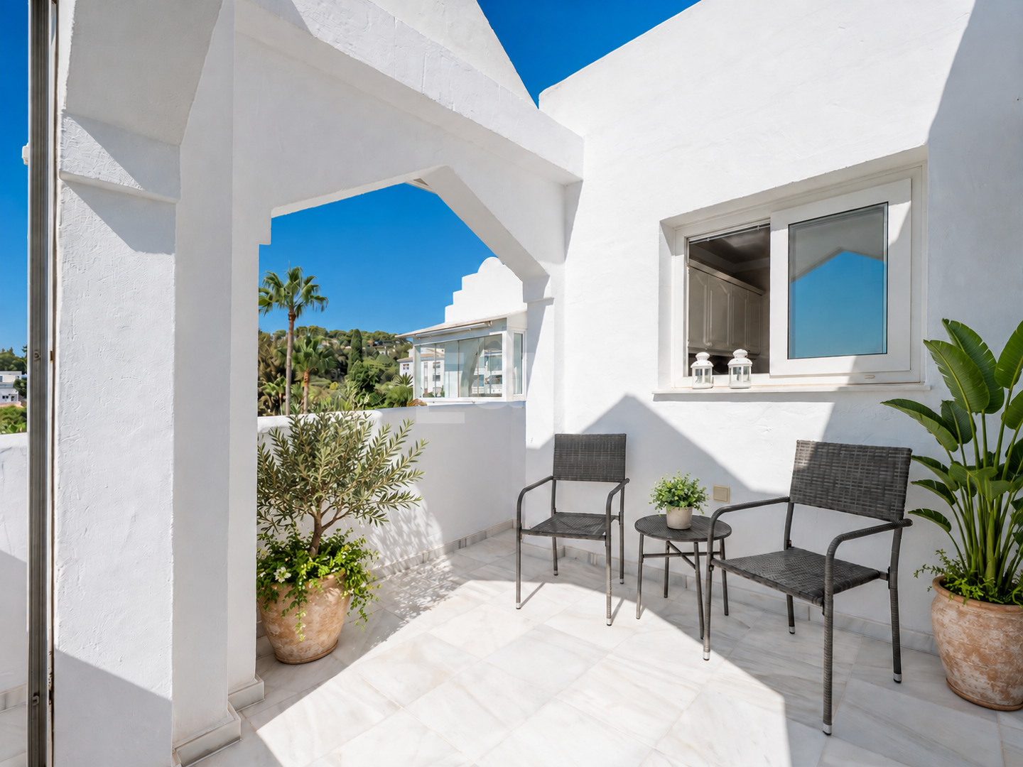 Ático con vistas al mar y licencia de alquiler vacacional en Cabopino