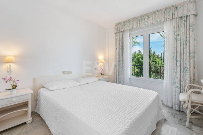 Ático con vistas al mar y licencia de alquiler vacacional en Cabopino