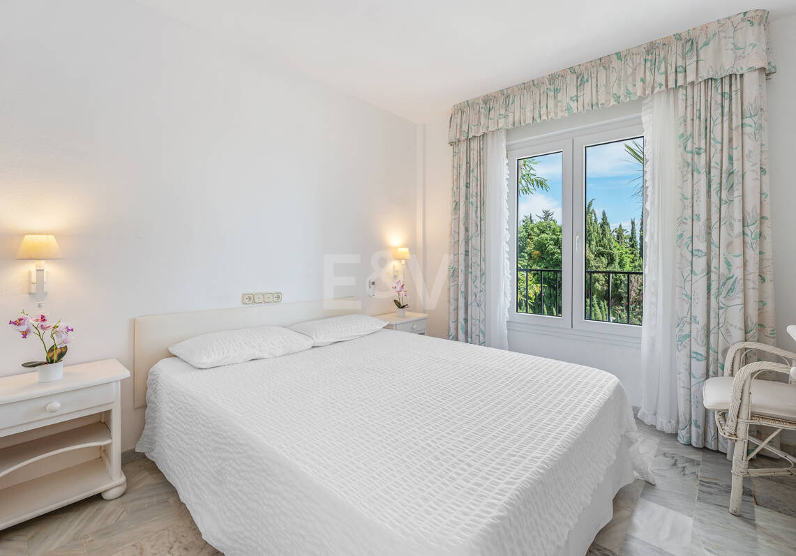 Ático con vistas al mar y licencia de alquiler vacacional en Cabopino