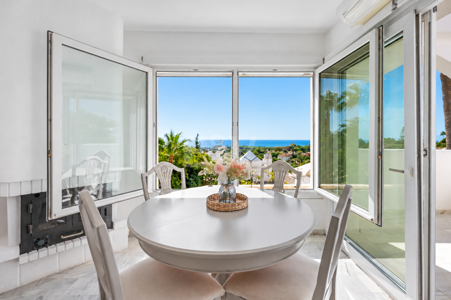 Ático con vistas al mar y licencia de alquiler vacacional en Cabopino