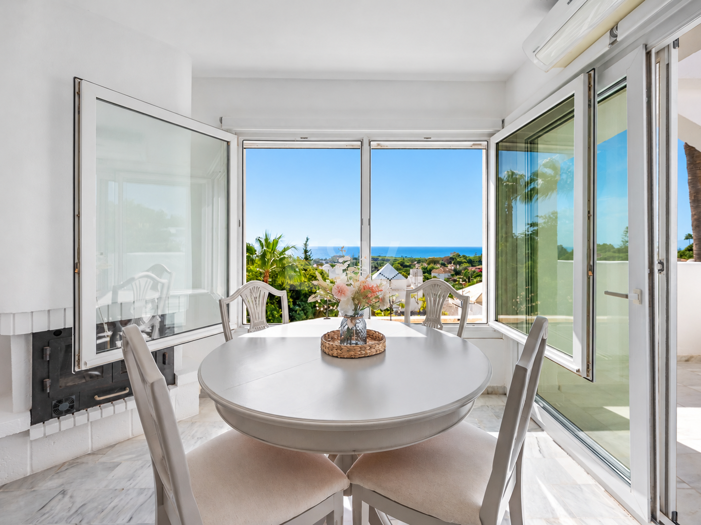 Ático con vistas al mar y licencia de alquiler vacacional en Cabopino