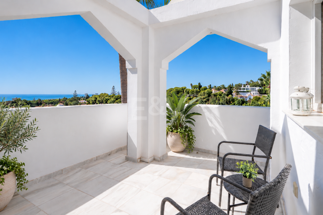 Ático con vistas al mar y licencia de alquiler vacacional en Cabopino
