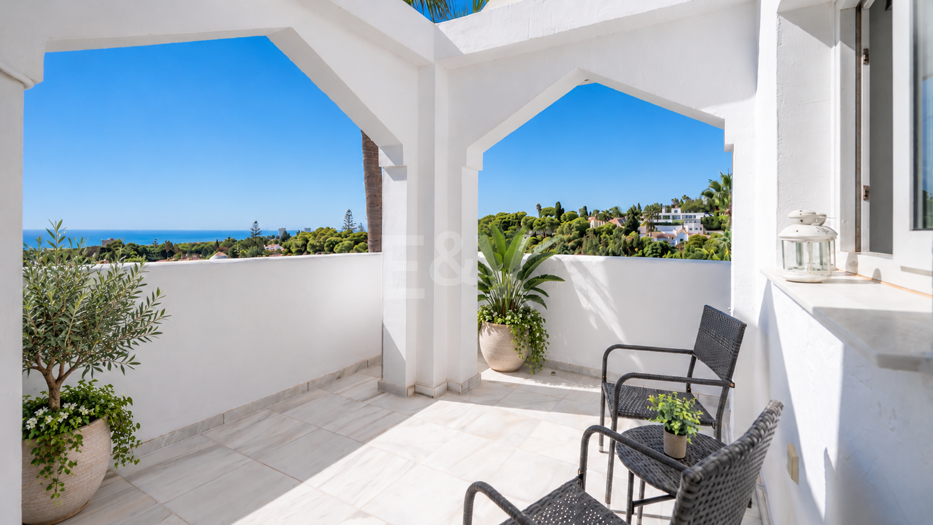 Ático con vistas al mar y licencia de alquiler vacacional en Cabopino