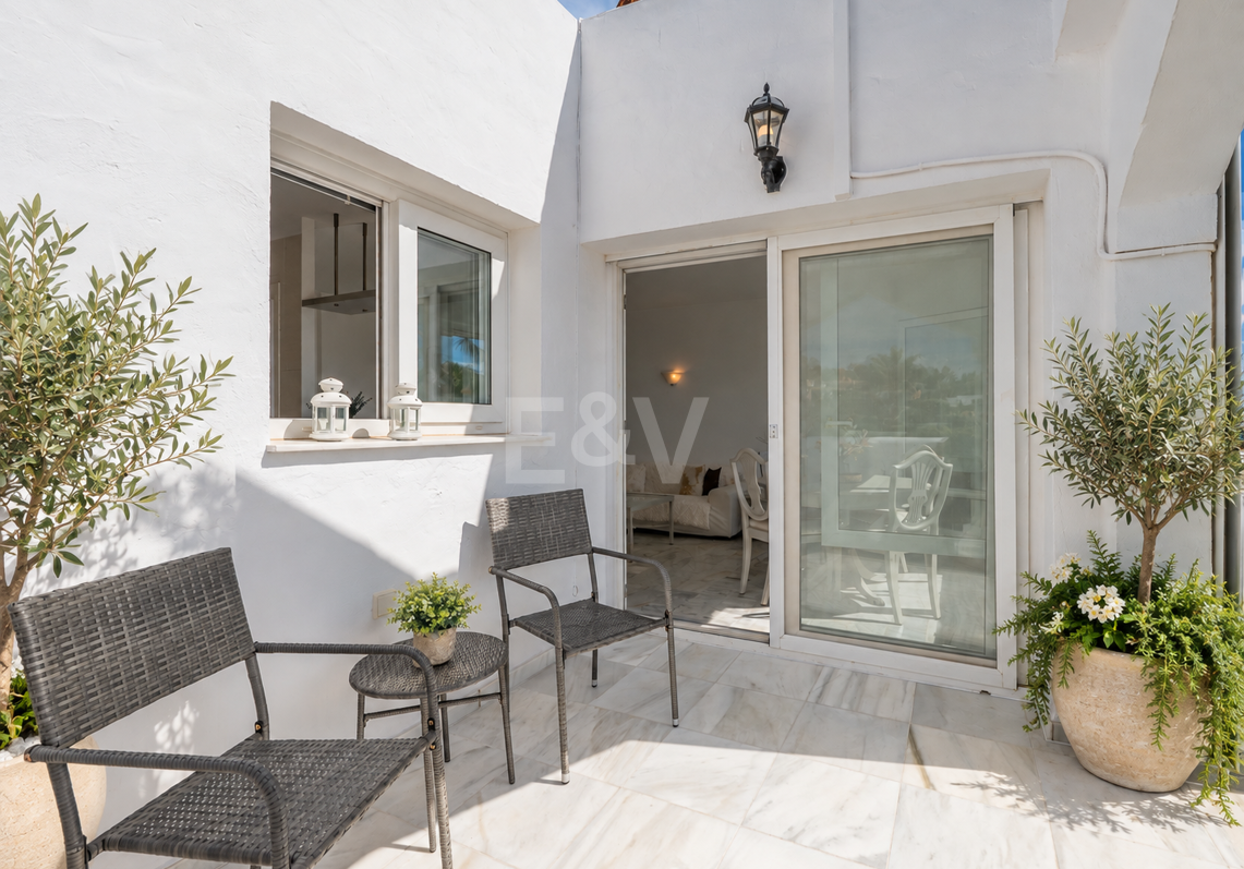 Ático con vistas al mar y licencia de alquiler vacacional en Cabopino