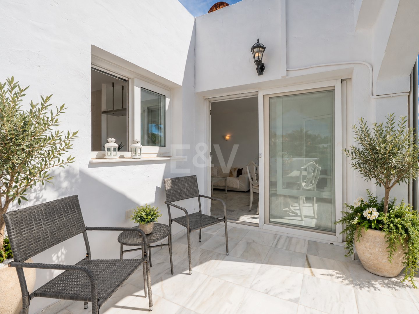 Ático con vistas al mar y licencia de alquiler vacacional en Cabopino