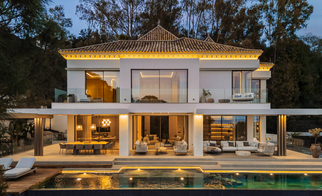 In der exklusiven, geschlossenen Wohnanlage El Herrojo in La Quinta gelegen, genießt diese außergewöhnliche moderne Villa eine privilegierte erhöhte Lage...