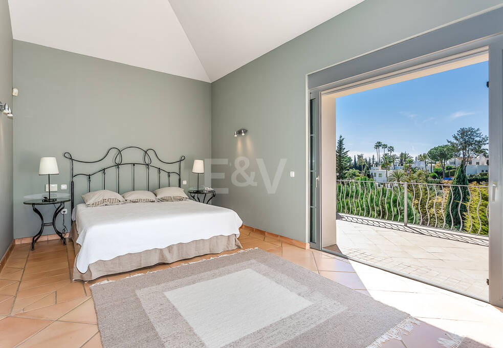 Charming Family Villa in La Cerquilla – Space, Privacy and Timeless Andalusian Living