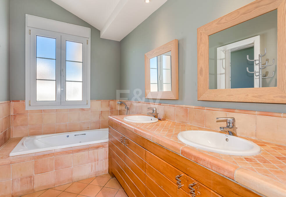 Charming Family Villa in La Cerquilla – Space, Privacy and Timeless Andalusian Living