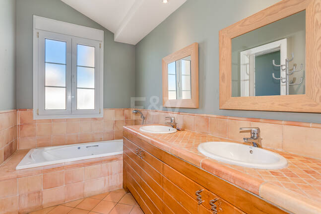 Charming Family Villa in La Cerquilla – Space, Privacy and Timeless Andalusian Living