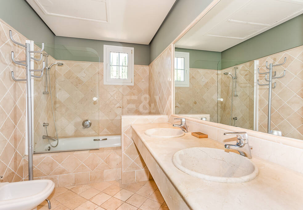 Charming Family Villa in La Cerquilla – Space, Privacy and Timeless Andalusian Living