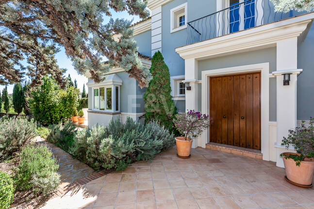 Charming Family Villa in La Cerquilla – Space, Privacy and Timeless Andalusian Living