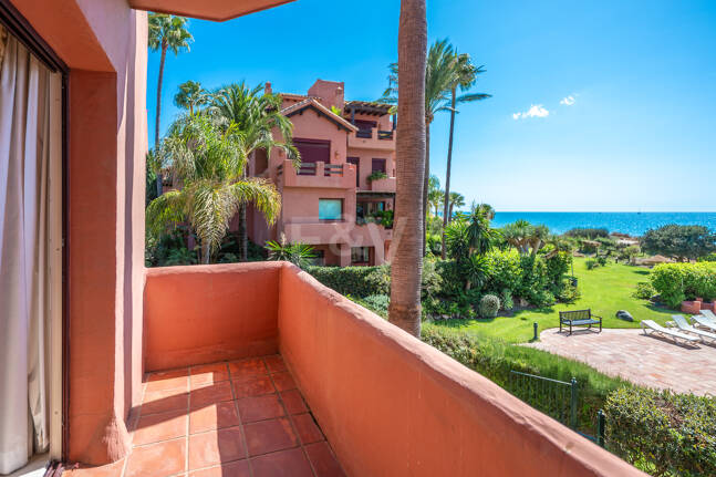 Exklusives Duplex in erster Strandlinie mit privatem Garten und Panoramablick auf das Meer in Marbella