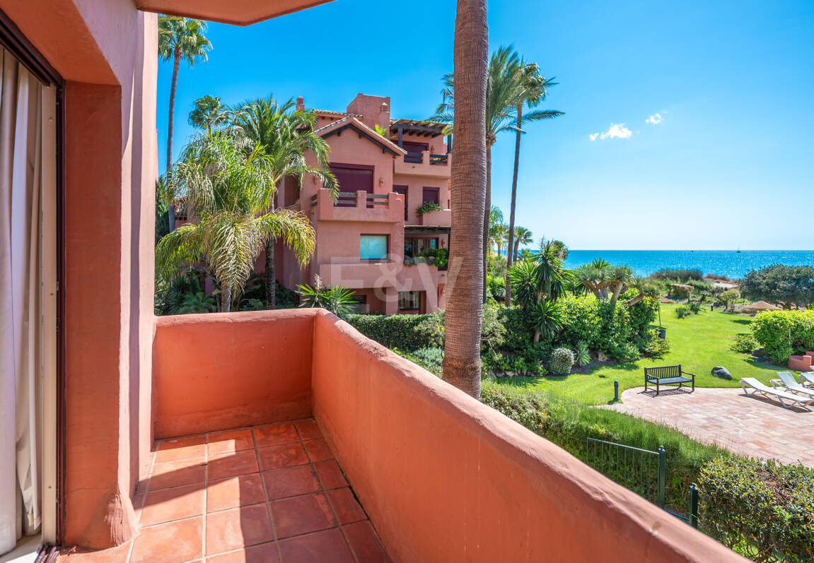 Exklusives Duplex in erster Strandlinie mit privatem Garten und Panoramablick auf das Meer in Marbella