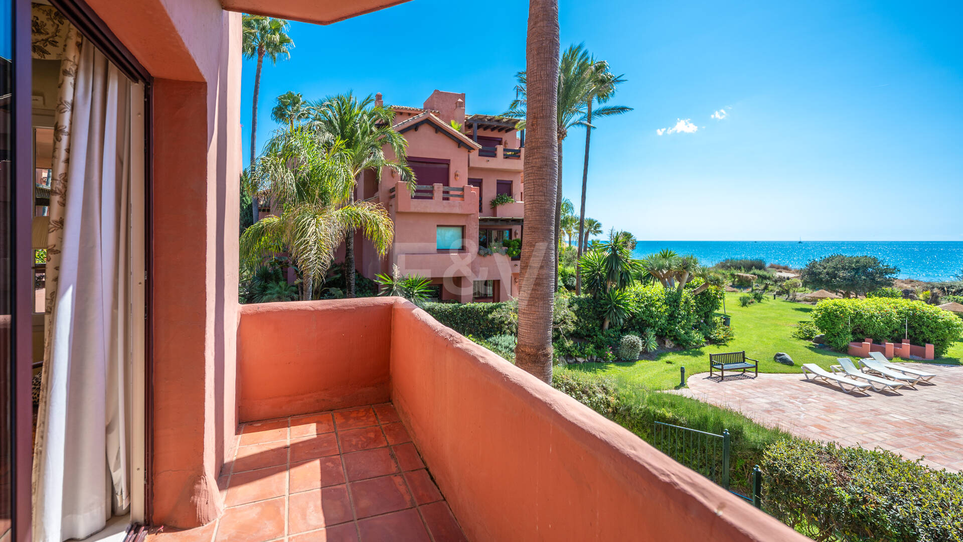 Exklusives Duplex in erster Strandlinie mit privatem Garten und Panoramablick auf das Meer in Marbella