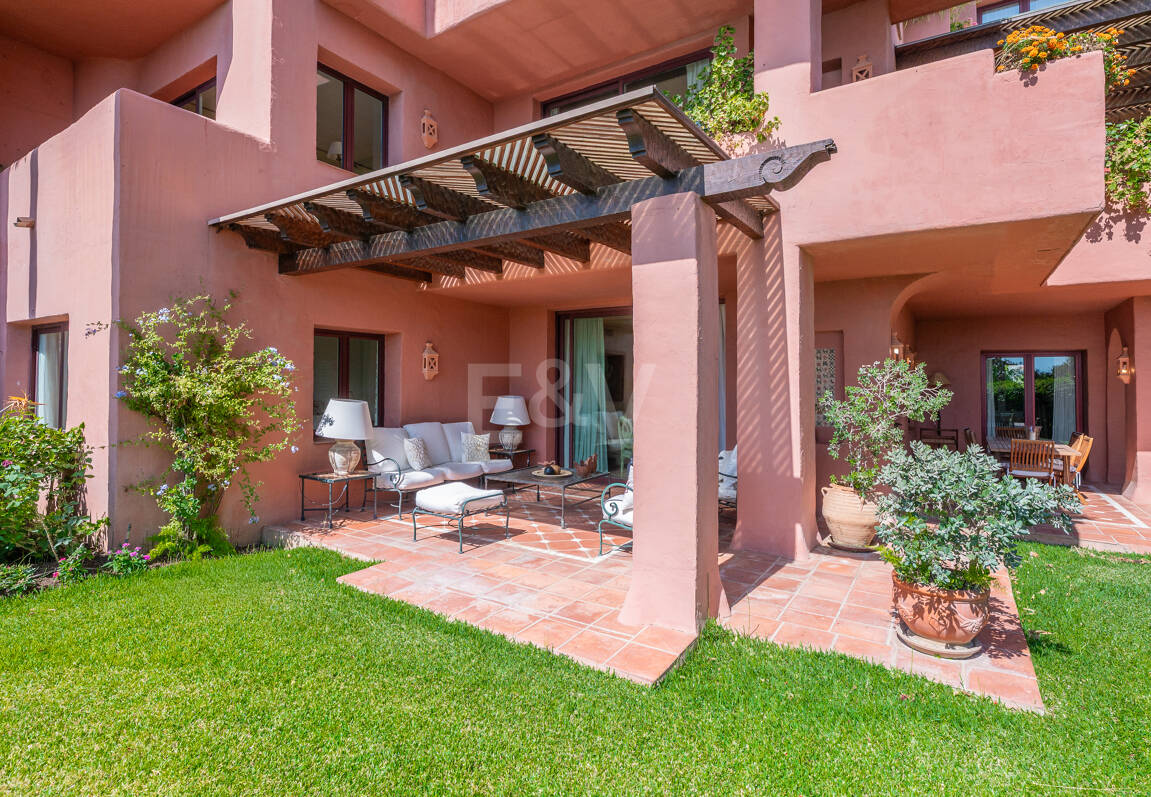 Exklusives Duplex in erster Strandlinie mit privatem Garten und Panoramablick auf das Meer in Marbella