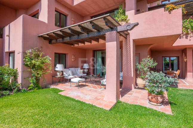 Exklusives Duplex in erster Strandlinie mit privatem Garten und Panoramablick auf das Meer in Marbella