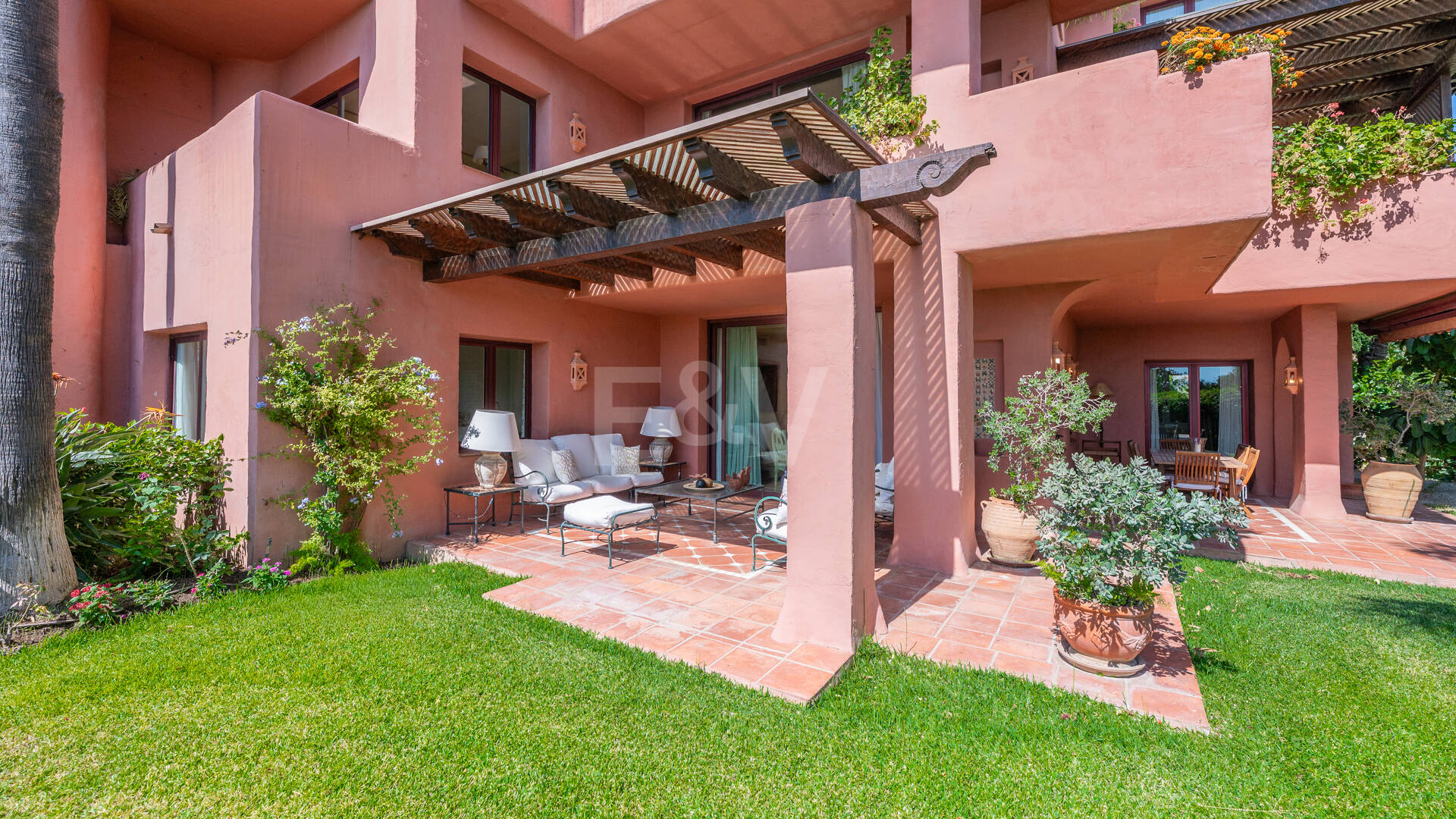 Exklusives Duplex in erster Strandlinie mit privatem Garten und Panoramablick auf das Meer in Marbella