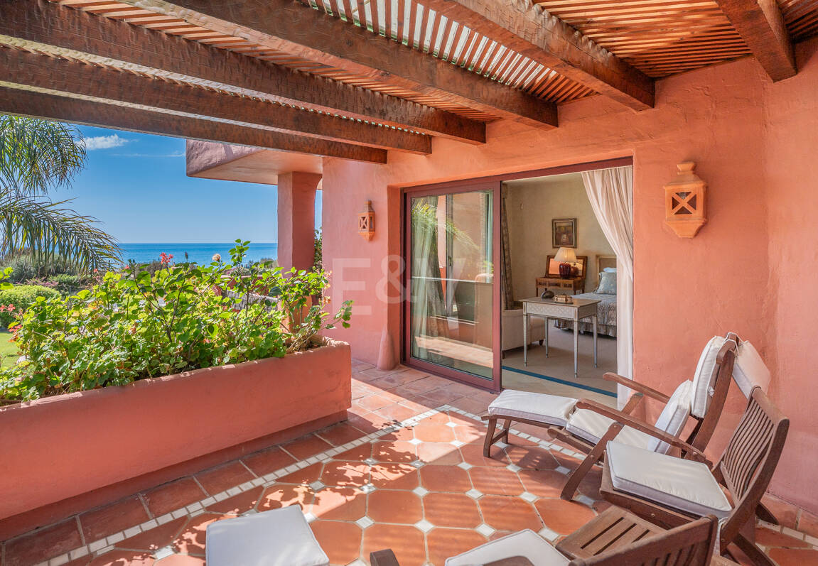 Exklusives Duplex in erster Strandlinie mit privatem Garten und Panoramablick auf das Meer in Marbella