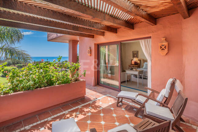 Exklusives Duplex in erster Strandlinie mit privatem Garten und Panoramablick auf das Meer in Marbella