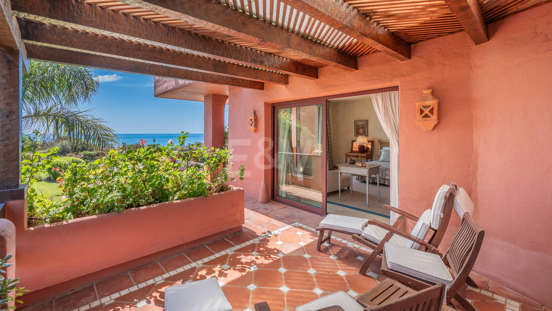 Exklusives Duplex in erster Strandlinie mit privatem Garten und Panoramablick auf das Meer in Marbella