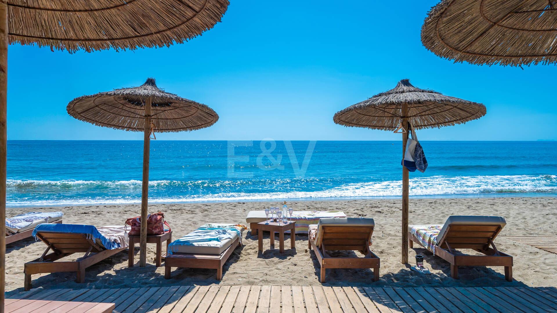 Exklusives Duplex in erster Strandlinie mit privatem Garten und Panoramablick auf das Meer in Marbella