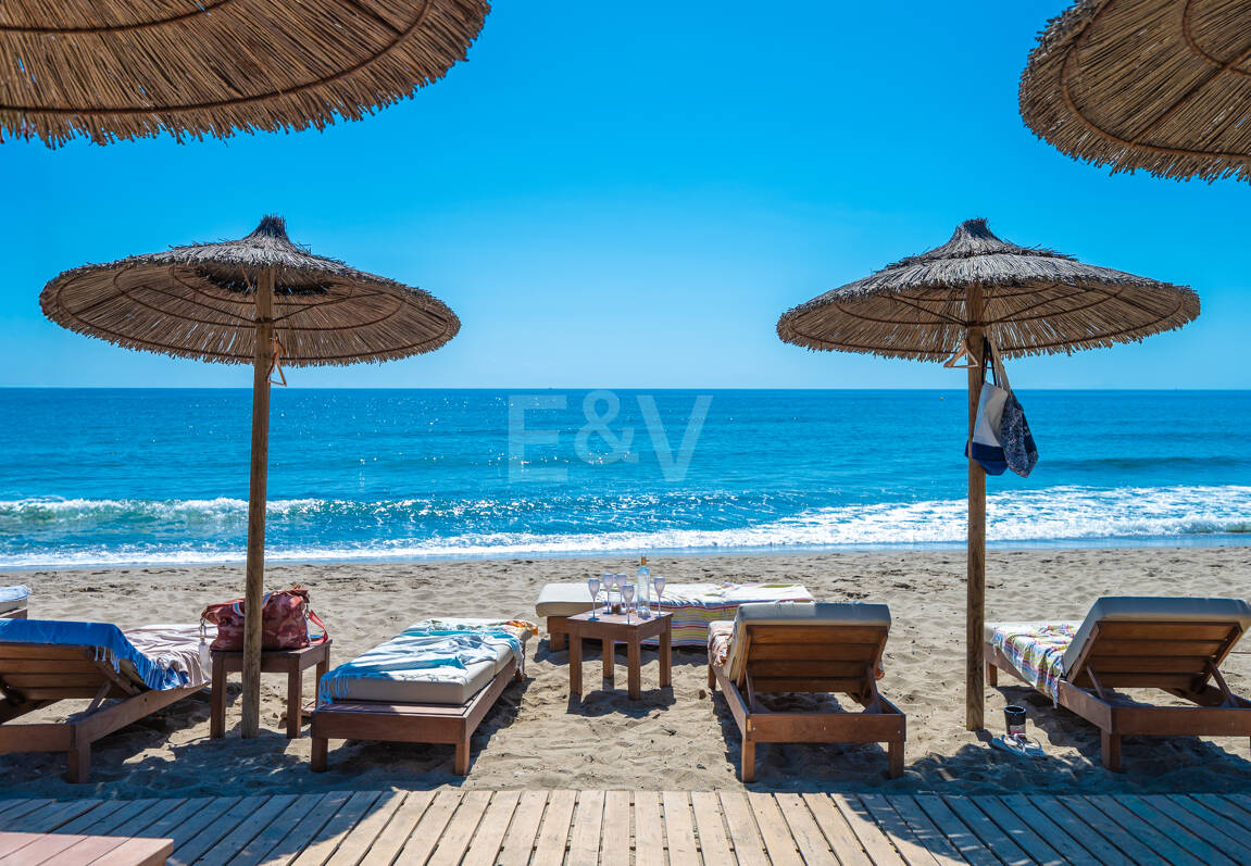 Exklusives Duplex in erster Strandlinie mit privatem Garten und Panoramablick auf das Meer in Marbella