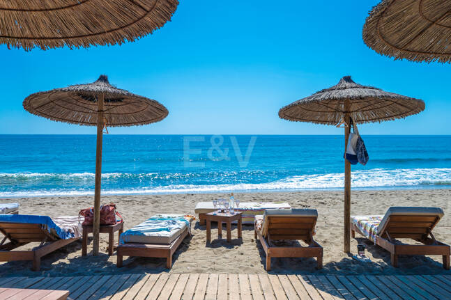 Exklusives Duplex in erster Strandlinie mit privatem Garten und Panoramablick auf das Meer in Marbella