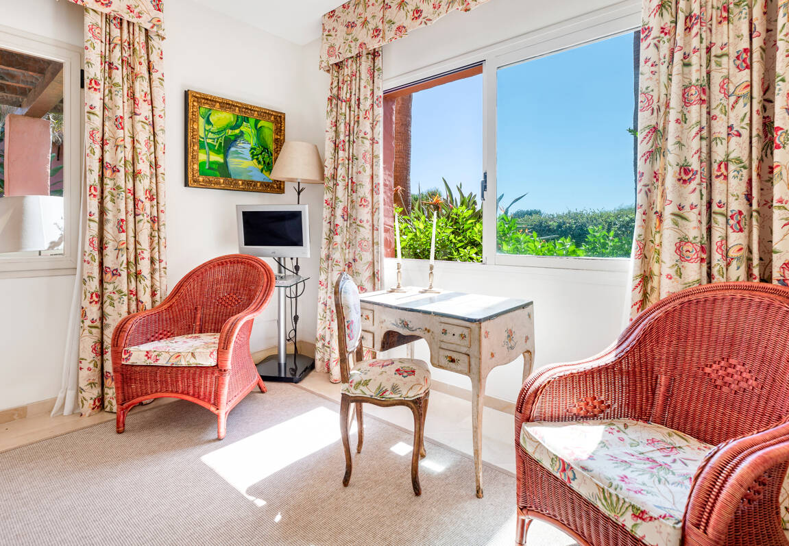 Exklusives Duplex in erster Strandlinie mit privatem Garten und Panoramablick auf das Meer in Marbella