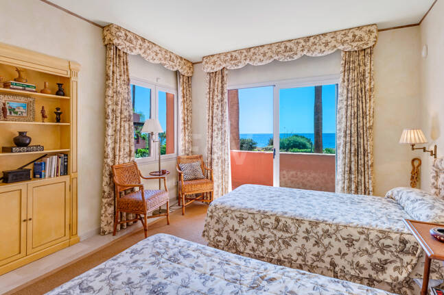 Exklusives Duplex in erster Strandlinie mit privatem Garten und Panoramablick auf das Meer in Marbella