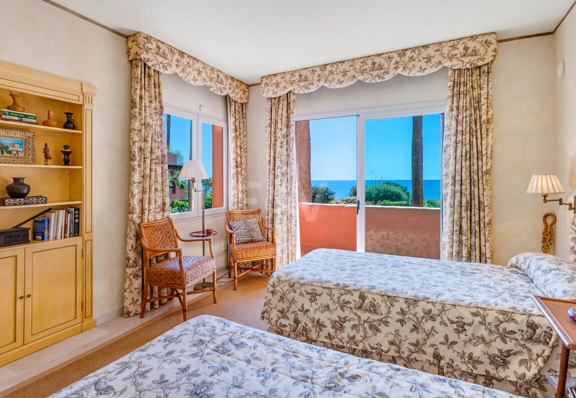 Exklusives Duplex in erster Strandlinie mit privatem Garten und Panoramablick auf das Meer in Marbella