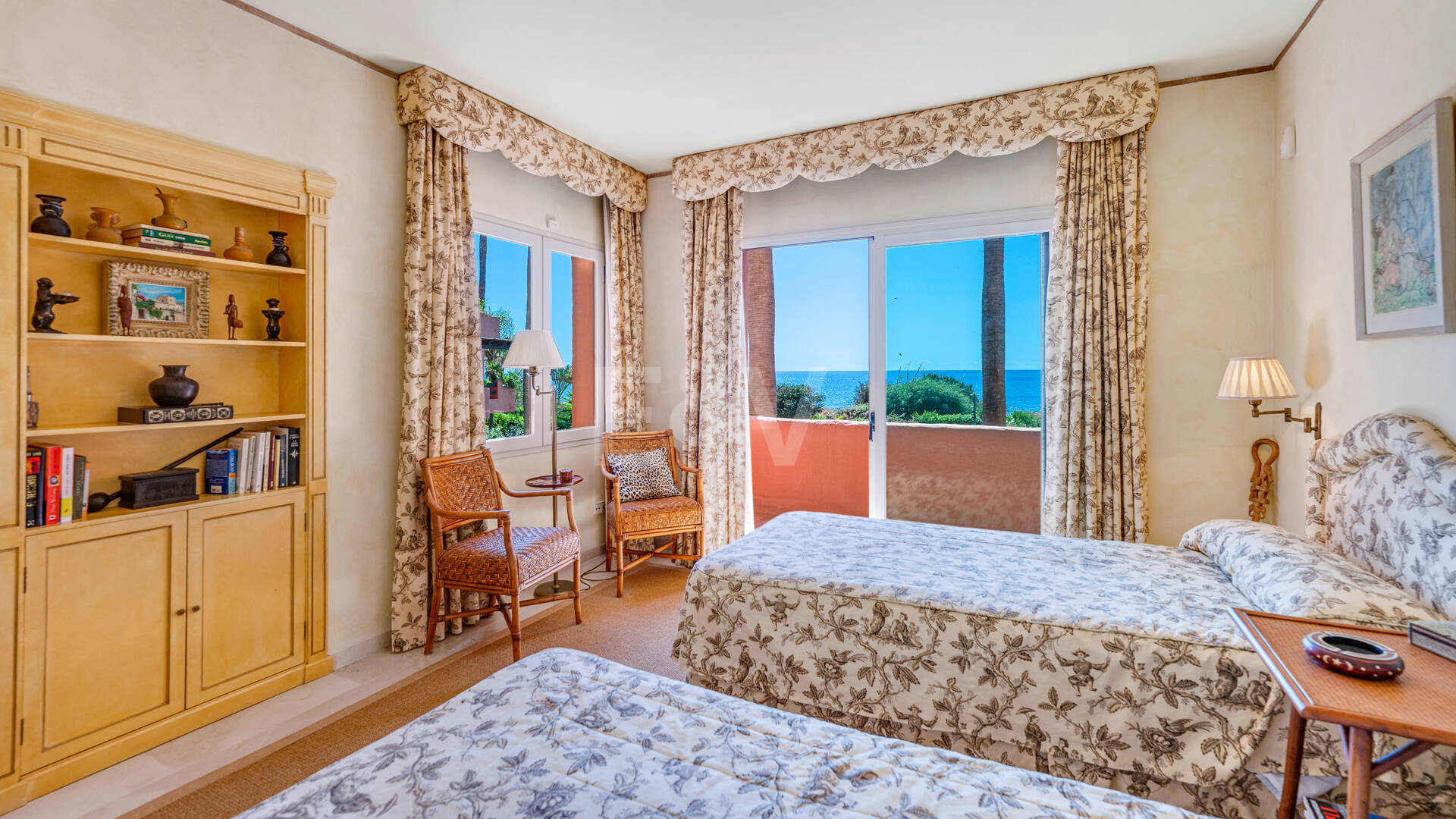 Exklusives Duplex in erster Strandlinie mit privatem Garten und Panoramablick auf das Meer in Marbella