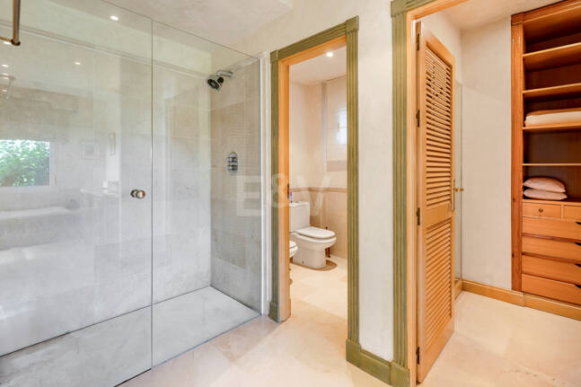 Exklusives Duplex in erster Strandlinie mit privatem Garten und Panoramablick auf das Meer in Marbella