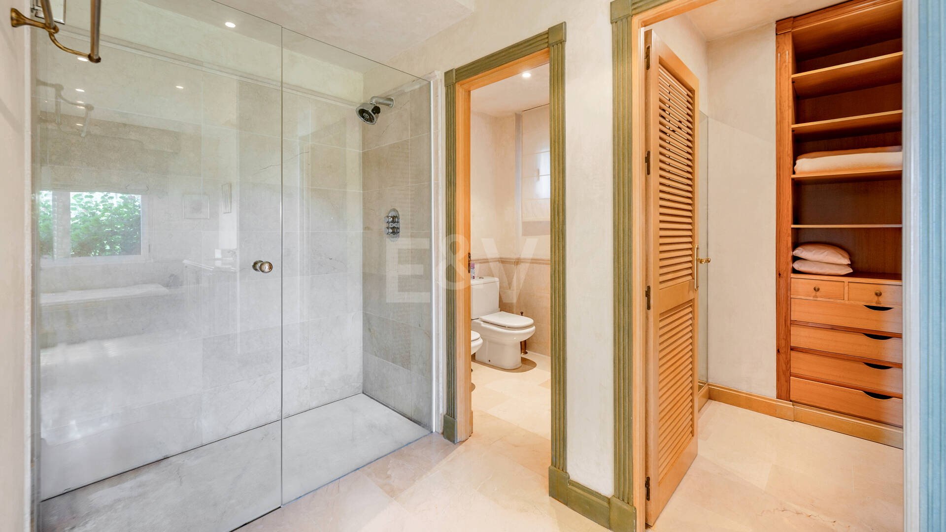 Exklusives Duplex in erster Strandlinie mit privatem Garten und Panoramablick auf das Meer in Marbella