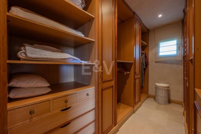 Exklusives Duplex in erster Strandlinie mit privatem Garten und Panoramablick auf das Meer in Marbella