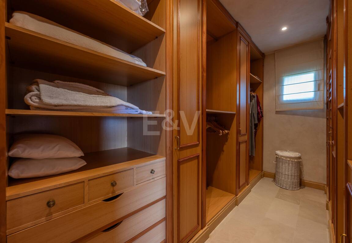 Exklusives Duplex in erster Strandlinie mit privatem Garten und Panoramablick auf das Meer in Marbella